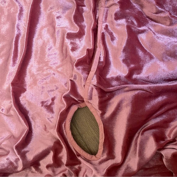 Pink Velvet Christmas Tree Skirt Holiday Decor
Aesthetic - Picture 5 of 11